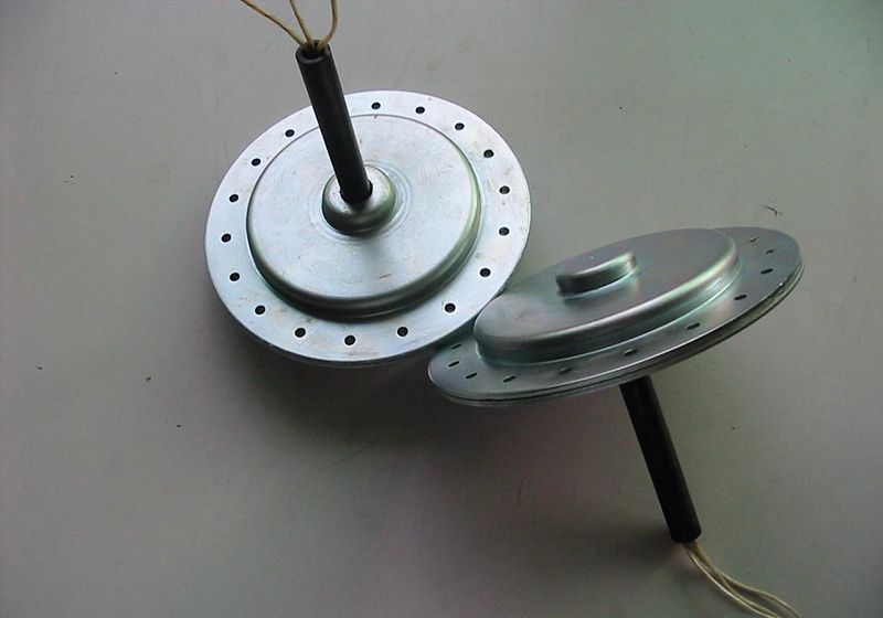 磁盤式三相發(fā)電機(jī)星連接有四個(gè)終端，如何連接整流器橋？